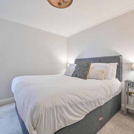 Top Floor Sandbanks Apartment With Free Parking Just Minutes From The Beach And Bars Canford Cliffs Esterno foto