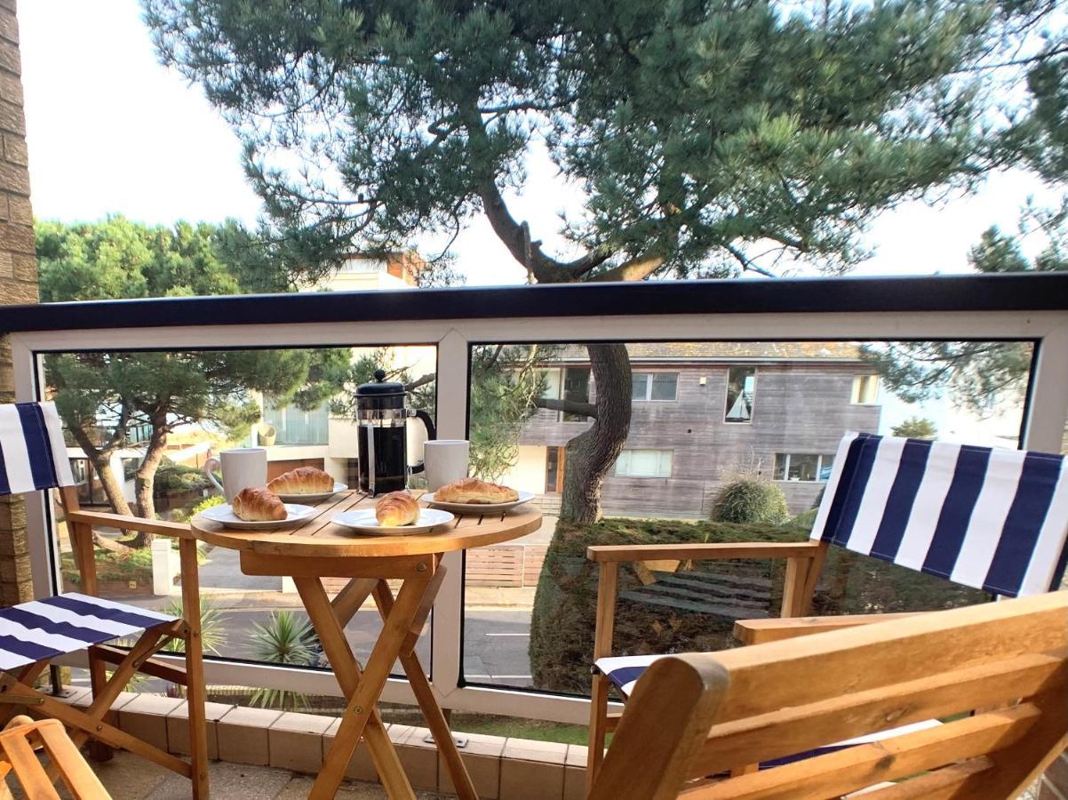 Top Floor Sandbanks Apartment With Free Parking Just Minutes From The Beach And Bars Canford Cliffs Esterno foto