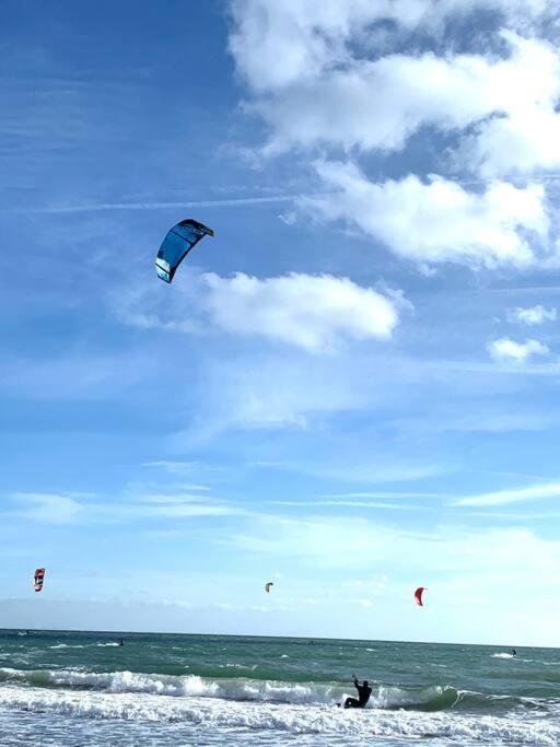 Top Floor Sandbanks Apartment With Free Parking Just Minutes From The Beach And Bars Canford Cliffs Esterno foto