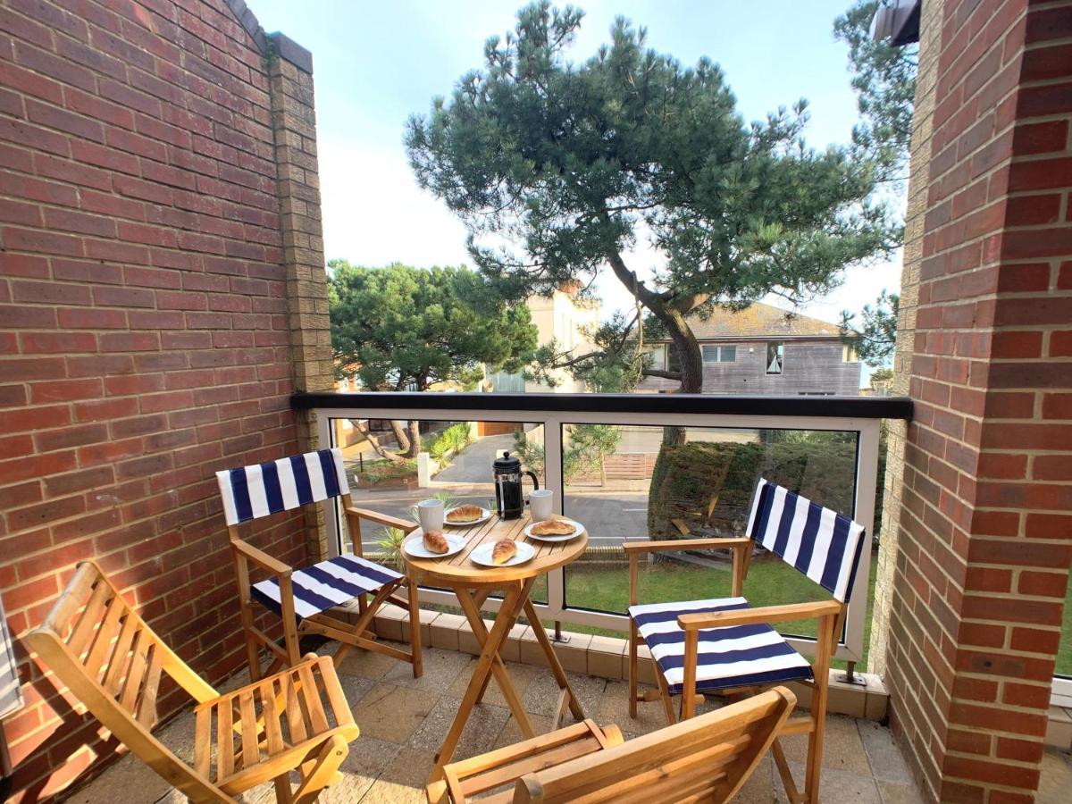 Top Floor Sandbanks Apartment With Free Parking Just Minutes From The Beach And Bars Canford Cliffs Esterno foto