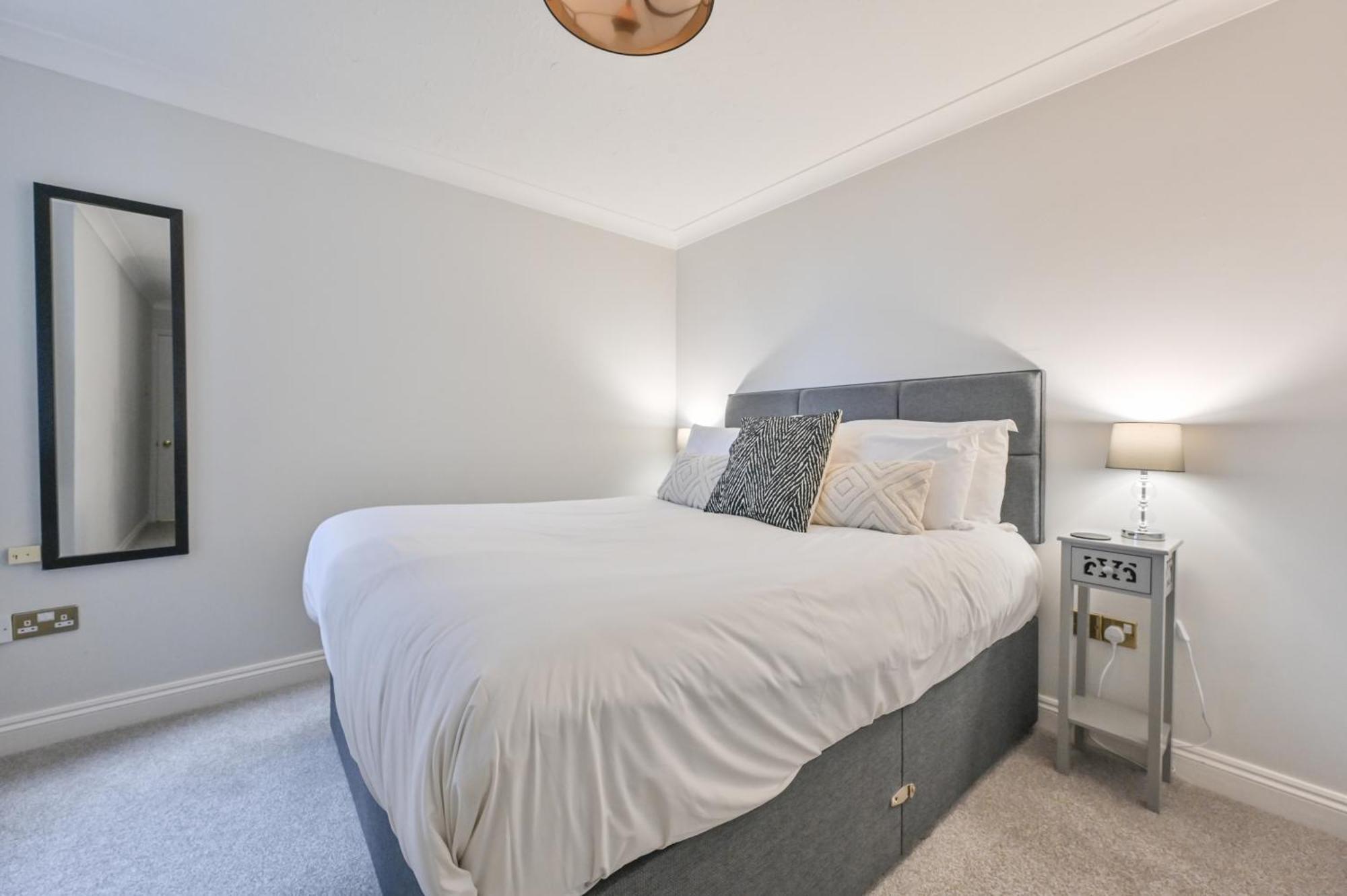 Top Floor Sandbanks Apartment With Free Parking Just Minutes From The Beach And Bars Canford Cliffs Esterno foto
