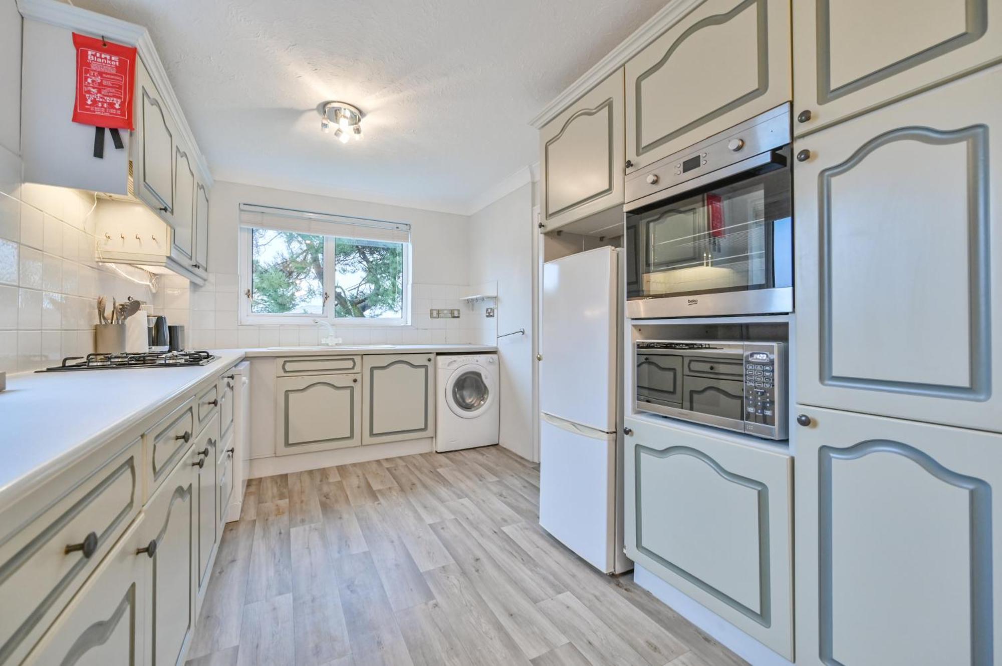 Top Floor Sandbanks Apartment With Free Parking Just Minutes From The Beach And Bars Canford Cliffs Esterno foto
