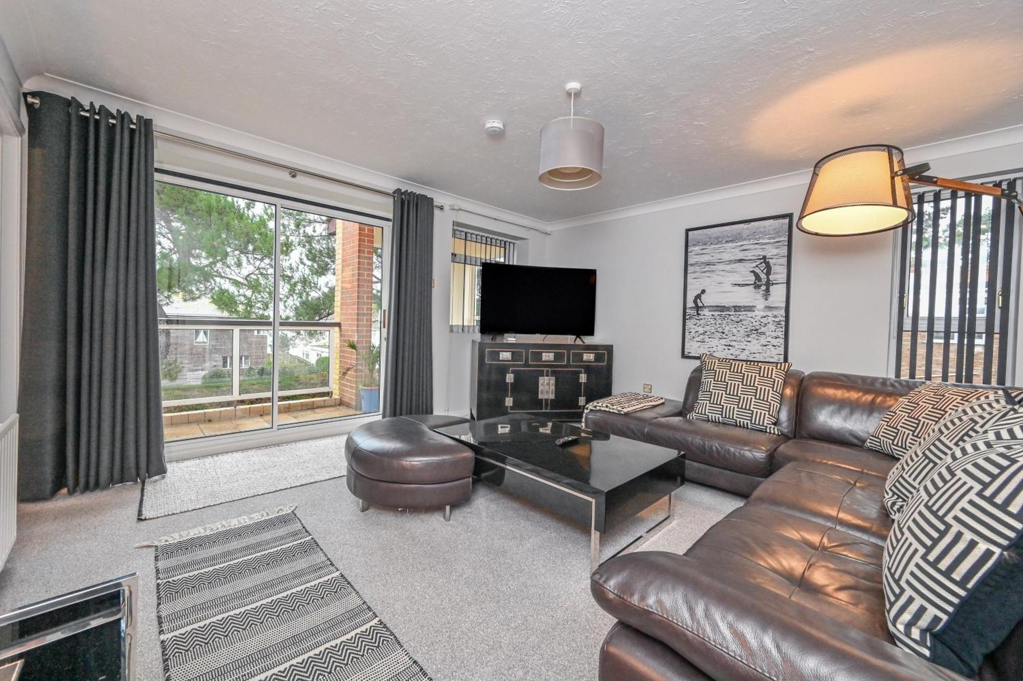 Top Floor Sandbanks Apartment With Free Parking Just Minutes From The Beach And Bars Canford Cliffs Esterno foto