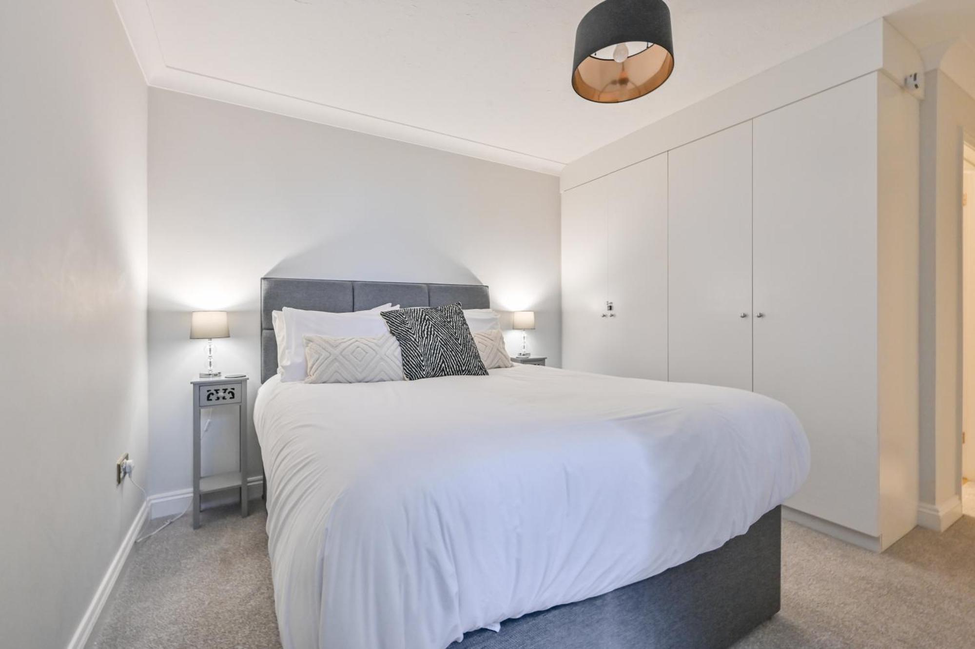 Top Floor Sandbanks Apartment With Free Parking Just Minutes From The Beach And Bars Canford Cliffs Esterno foto