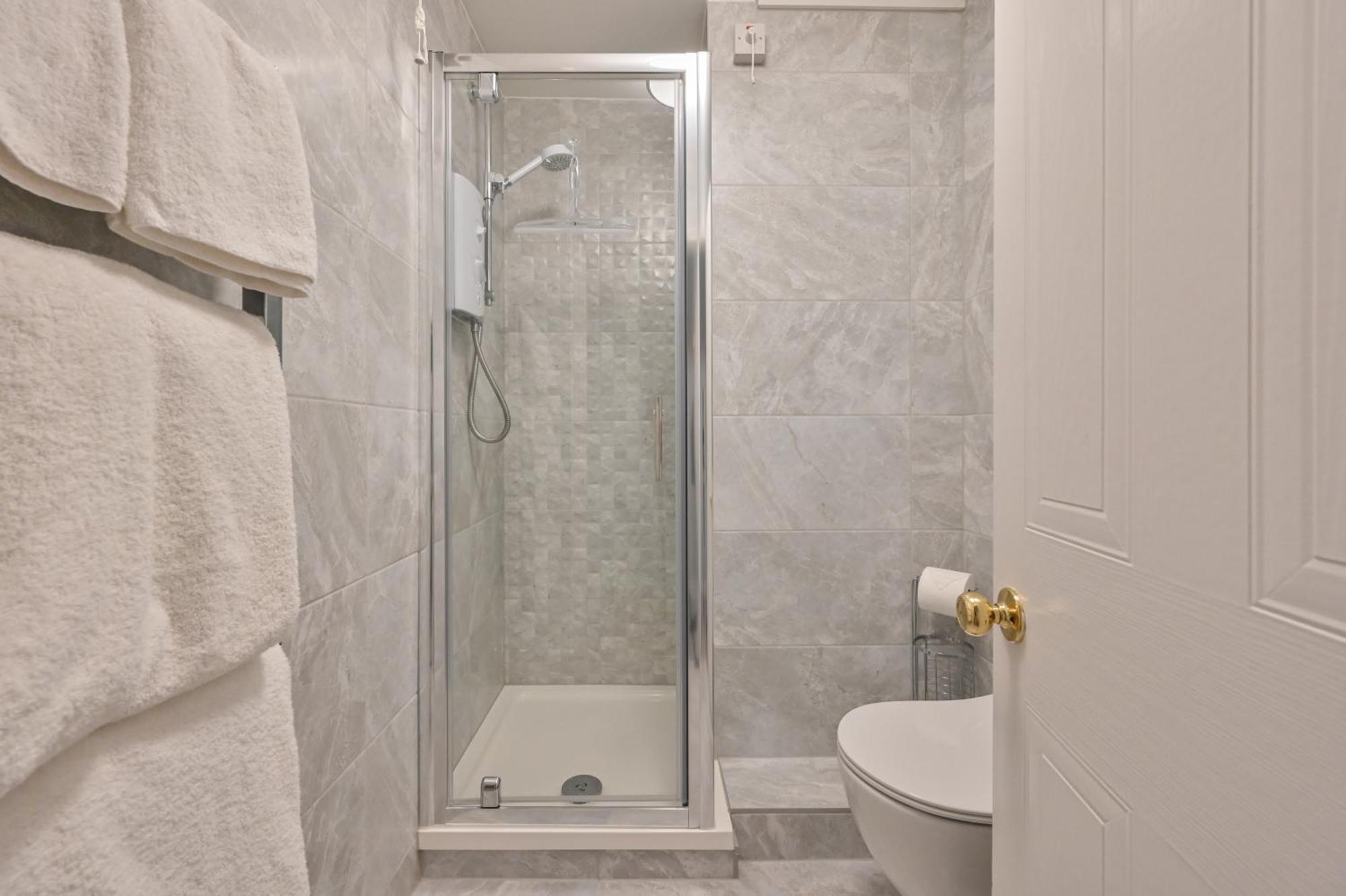 Top Floor Sandbanks Apartment With Free Parking Just Minutes From The Beach And Bars Canford Cliffs Esterno foto