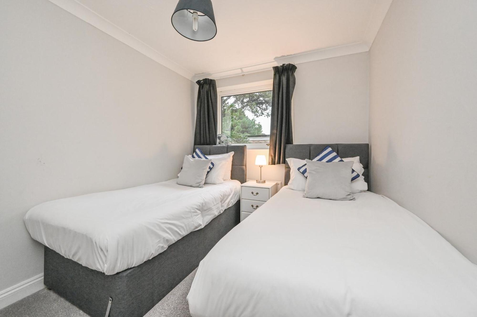 Top Floor Sandbanks Apartment With Free Parking Just Minutes From The Beach And Bars Canford Cliffs Esterno foto