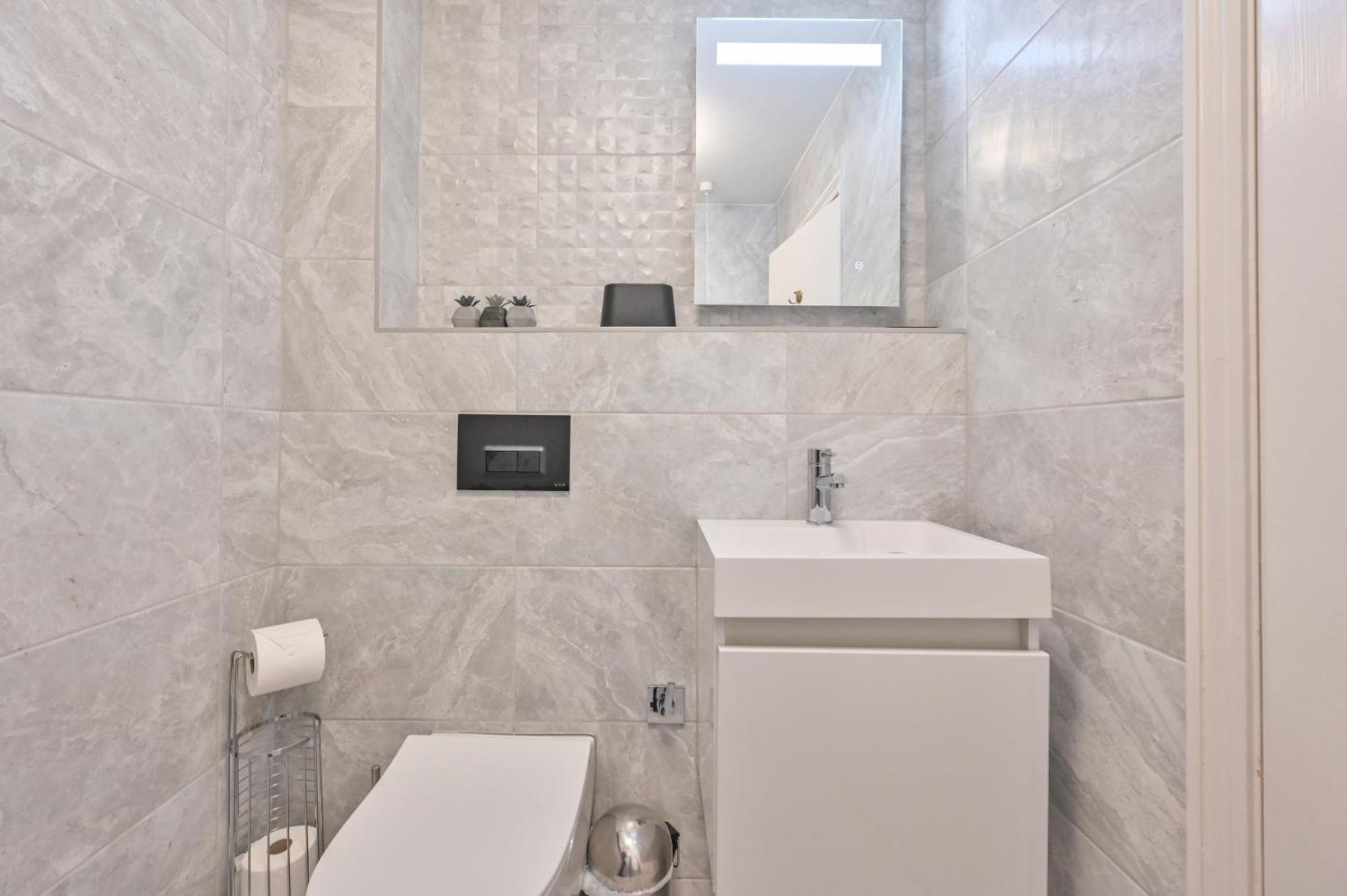 Top Floor Sandbanks Apartment With Free Parking Just Minutes From The Beach And Bars Canford Cliffs Esterno foto