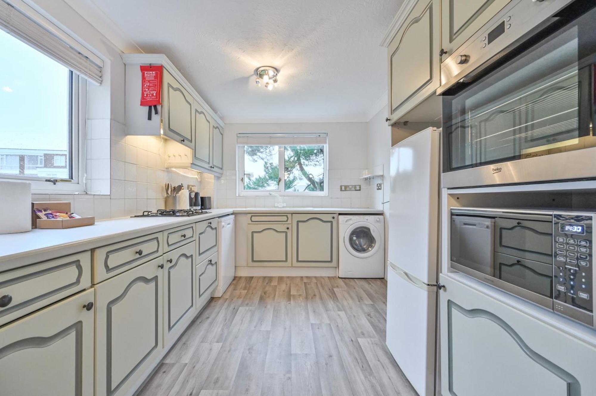 Top Floor Sandbanks Apartment With Free Parking Just Minutes From The Beach And Bars Canford Cliffs Esterno foto