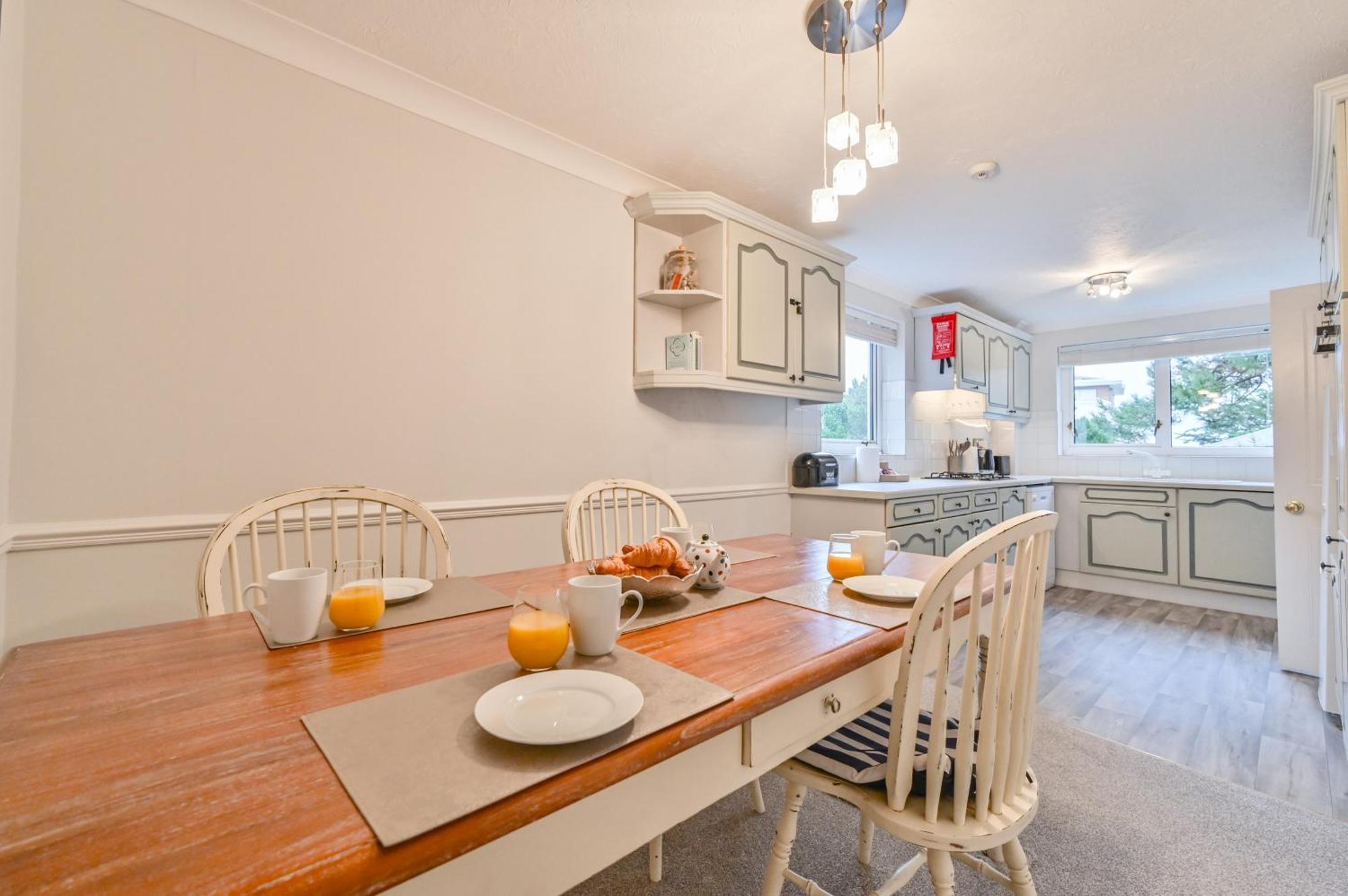 Top Floor Sandbanks Apartment With Free Parking Just Minutes From The Beach And Bars Canford Cliffs Esterno foto